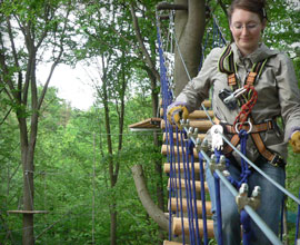 Person auf Hängebrücke im Kletterwald