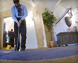 Person beim Indoor Golf spielen